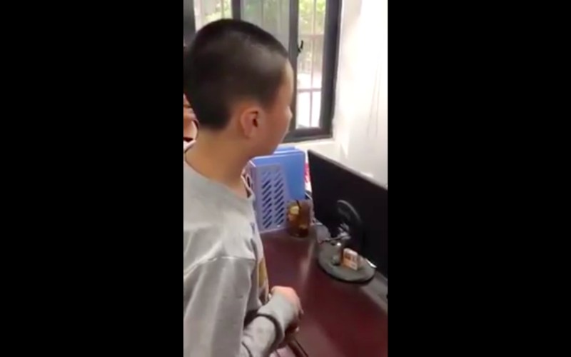 少年被捕後在警局與警察對話。