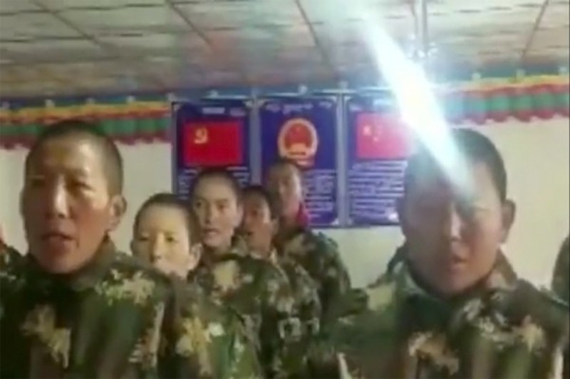 中國在西藏集中營強迫比丘尼穿軍裝、唱紅歌。（圖取自西藏人權與民主促進中心網站）