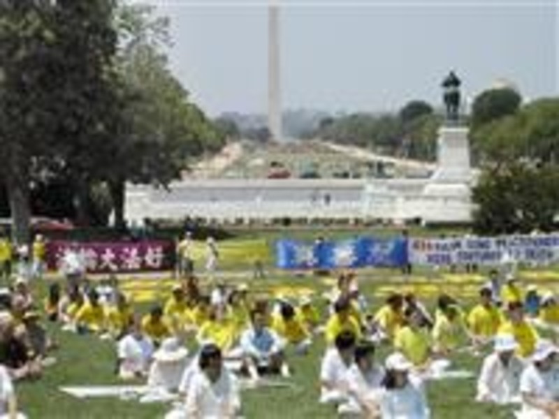 中国を拠点とする気功集団「法輪功」に対する中国政府の弾圧に抗議する集会が、ワシントンの米国連邦議会前で開かれた＝２００２年７月２３日
