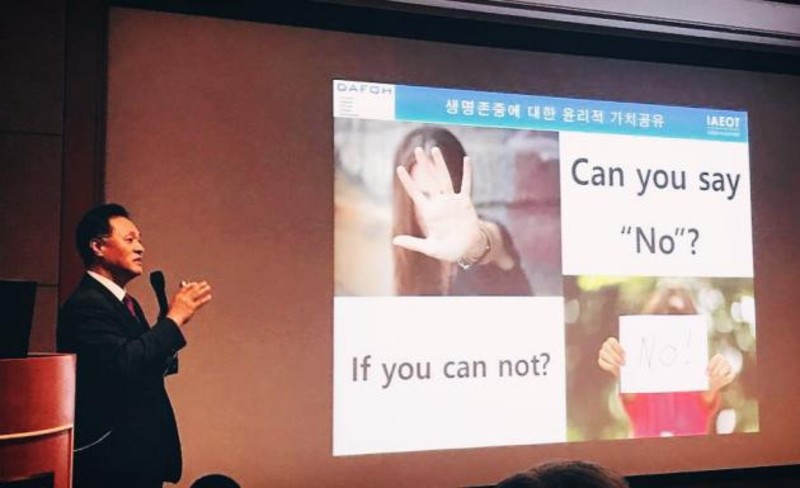 Han Hee-chul, a professor from Korea University College of Medicine and a member of Doctors Against Forced Organ Harvesting, presents on the status of unethical organ harvesting in China at the “Vital Link seminar” at Seoul National University Hospital Thursday.