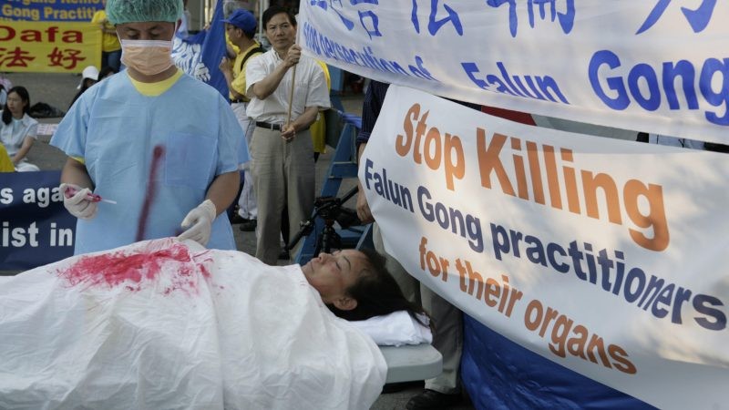 Organraub an Falun Gong-Anhängern in China, nachgestellt bei einer Demonstration vor der UN in New York.Foto: AFP/Getty Images