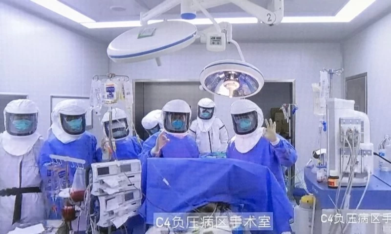 A 69-year-old patient, previously infected with the CCP virus, underwent a lung transplant at Wuxi People’s Hospital on Feb. 29. (screen shot of a report by southcn.com)
